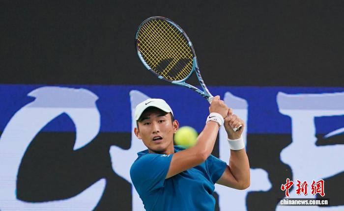 體育投注：成都網球公開賽：中國選手商竣程2比1戰勝比利時選手齊祖·貝爾赫斯