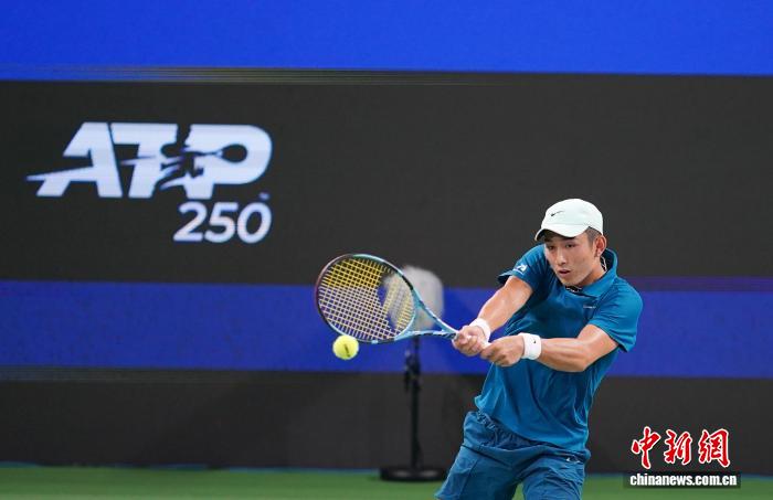 體育投注：成都網球公開賽：中國選手商竣程2比1戰勝比利時選手齊祖·貝爾赫斯