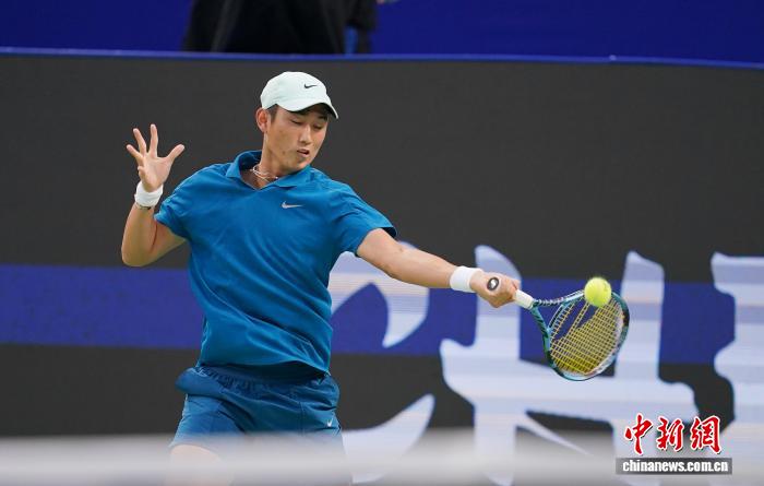 體育投注：成都網球公開賽：中國選手商竣程2比1戰勝比利時選手齊祖·貝爾赫斯