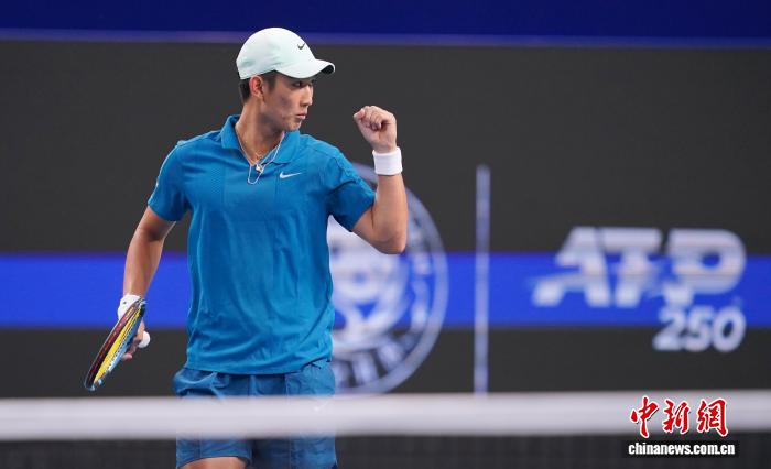 體育投注：成都網球公開賽：中國選手商竣程2比1戰勝比利時選手齊祖·貝爾赫斯