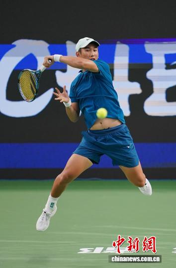 體育投注：成都網球公開賽：中國選手商竣程2比1戰勝比利時選手齊祖·貝爾赫斯