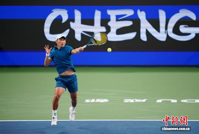體育投注：成都網球公開賽：中國選手商竣程2比1戰勝比利時選手齊祖·貝爾赫斯