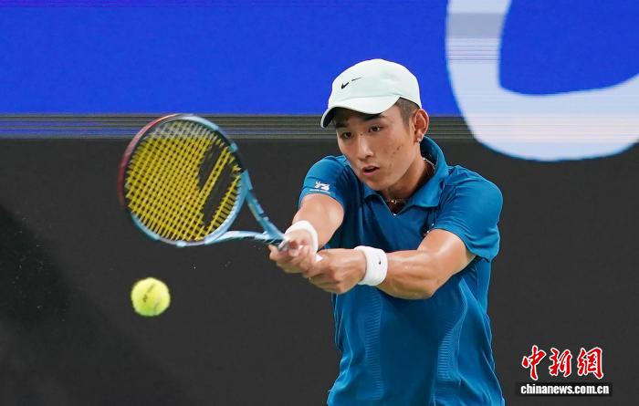 體育投注：成都網球公開賽：中國選手商竣程2比1戰勝比利時選手齊祖·貝爾赫斯