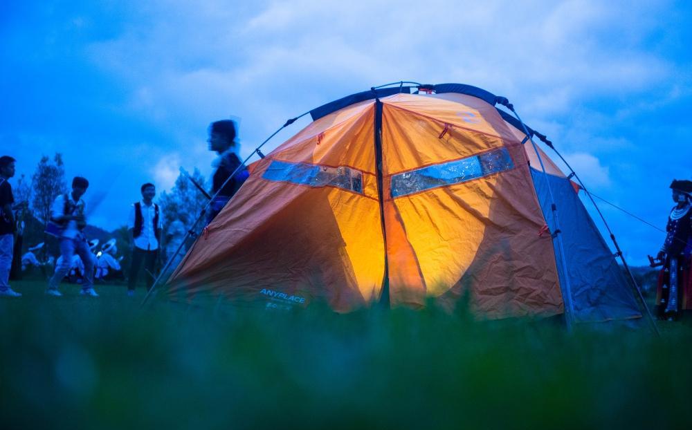 {線上賭場}(姑娘野外露营的说说)